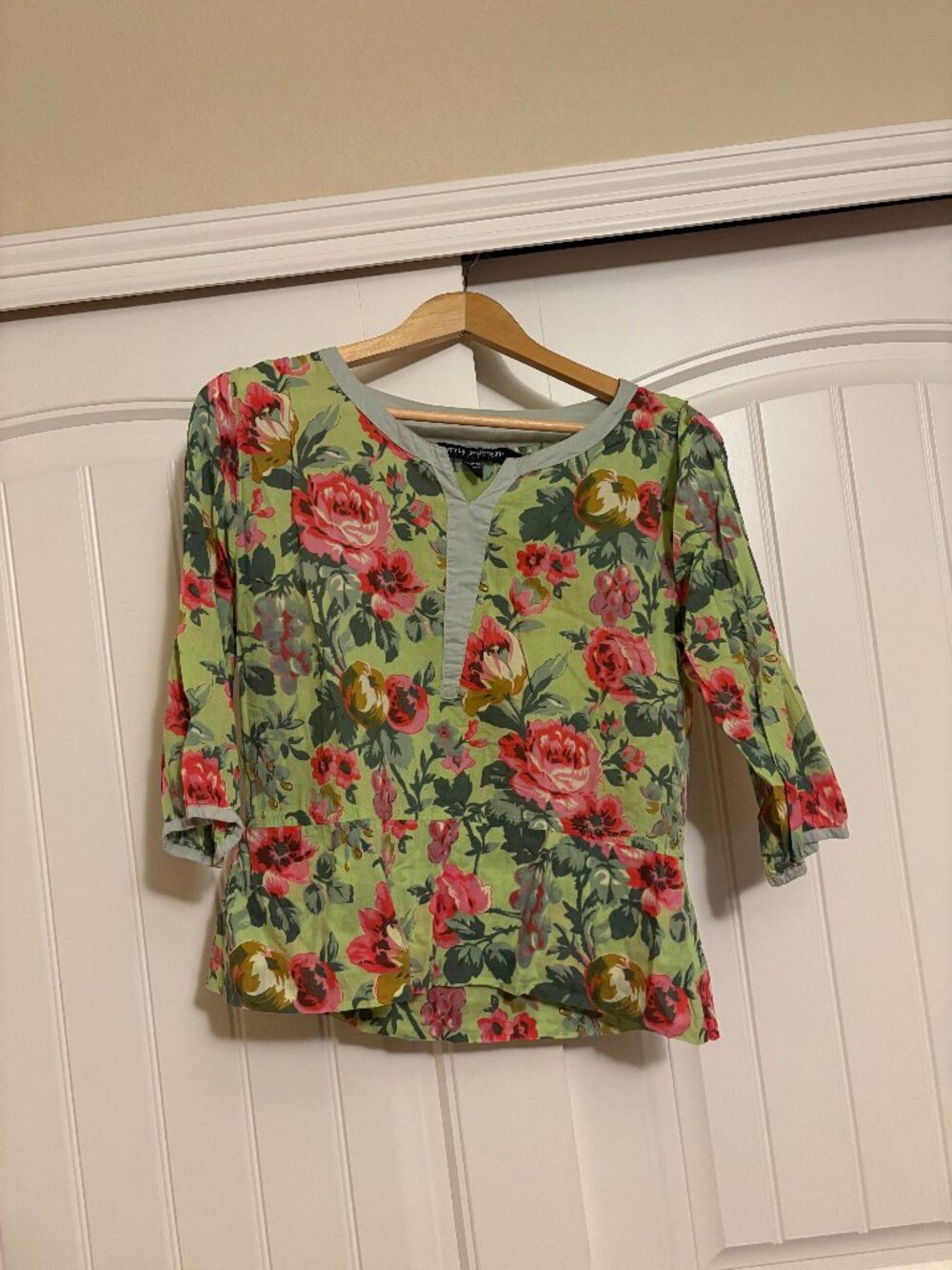 Little Journeys Chicago Floral Print Blouse Small Green Pink V Neck 100% Cotton